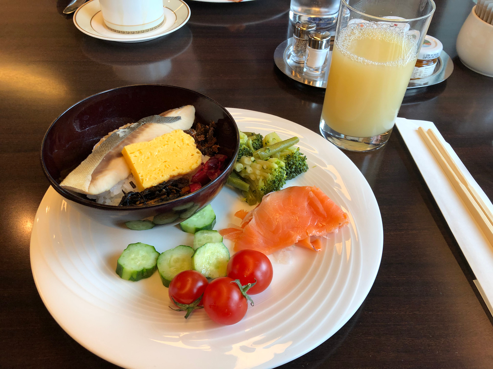 Featured image of post Days 3-4 in Tokyo: Asakusa, Tokyo National Museum, Imperial Palace, Robot Restaurant, Mt. Fuji, conveyor belt sushi/ramen/blowfish - April 24-25, 2019